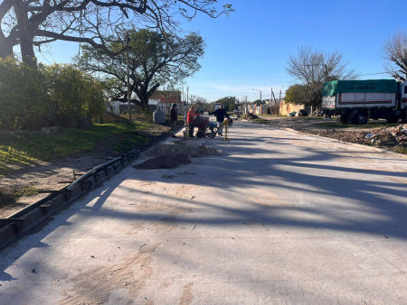 La gestión del intendente Norberto Villordo, continúa con los trabajos finales de cordón de las calles recientemente pavimentadas sobre Av. Cabo Verdún.